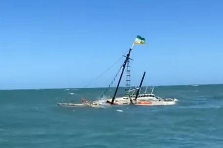 Vídeo: cinco pessoas são resgatadas após naufrágio de embarcação