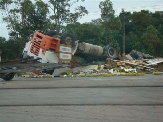 Caminhão tomba e deixa trânsito lento em Laguna, na BR-101