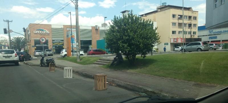 Condutores reservam vagas de estacionamento em rua de Criciúma