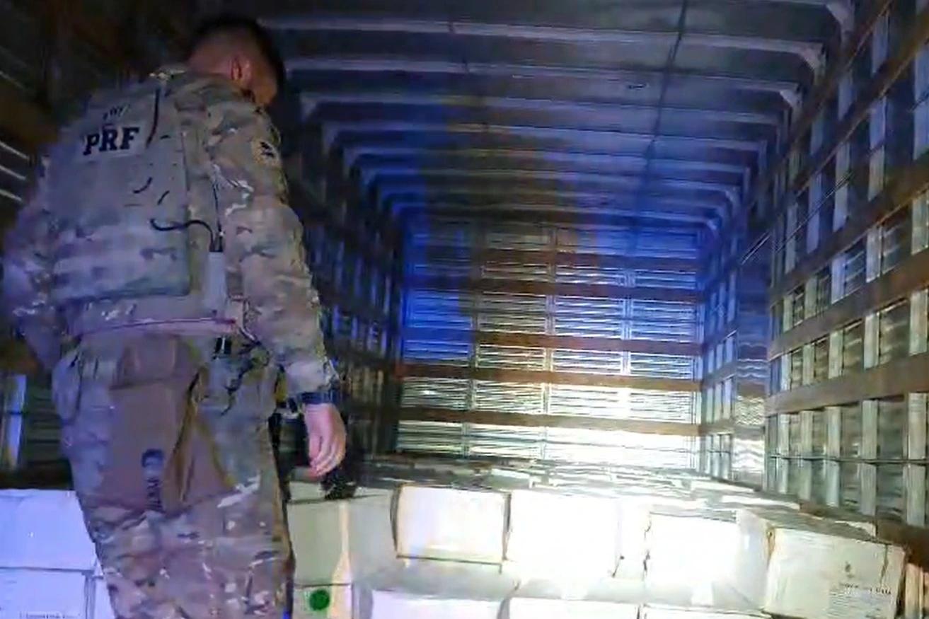 PRF apreende cinco toneladas de camarão contrabandeado e prende três pessoas em Santa Catarina