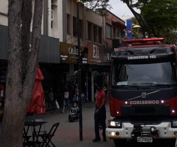 Bombeiros combatem princípio de incêndio em restaurante no Centro de Criciúma