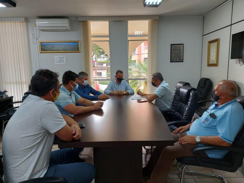 Prefeitura e vereadores do São Bento Baixo discutem melhorias de ruas do distrito