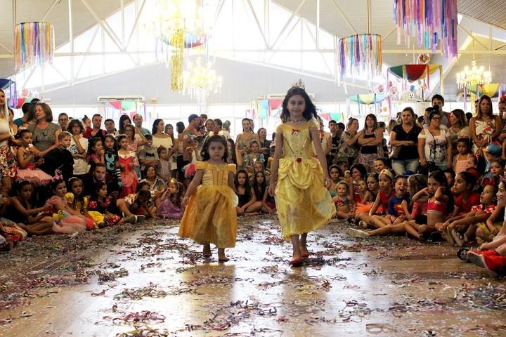 Matinê de Carnaval reúne cerca de 2,5 mil pessoas no Mampituba