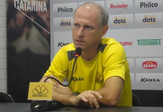 Com novos problemas, Sílvio desenha time para enfrentar o Fluminense