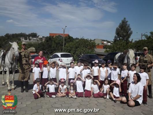 Alunos do Colégio São Bento visitam o 9° Batalhão da PM
