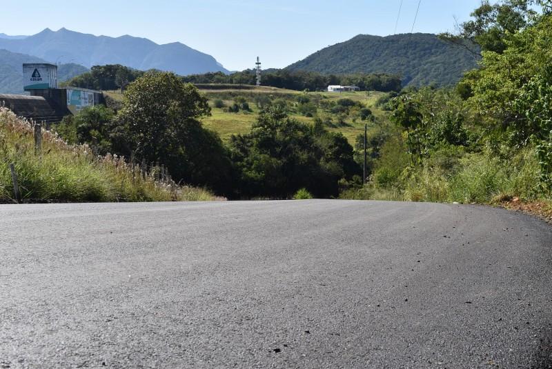 Acesso à barragem: rua Paulino Cizeski recebe pavimentação asfáltica