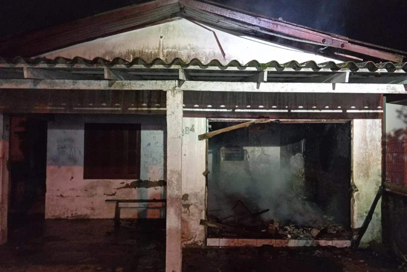 Casa é parcialmente destruída por incêndio em Balneário Gaivota