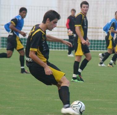Zagueiro com a bola cheia no Tigre