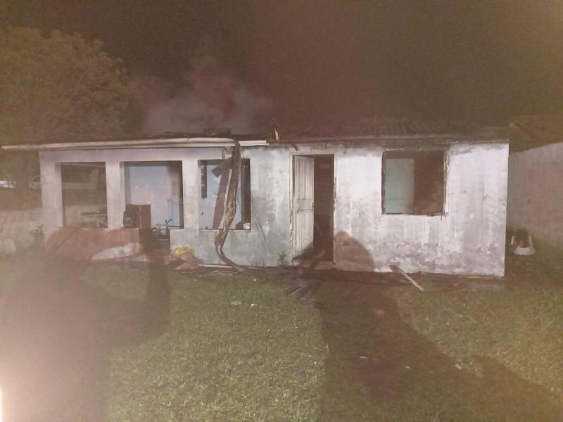 Residência é destruída por incêndio em Balneário Rincão 