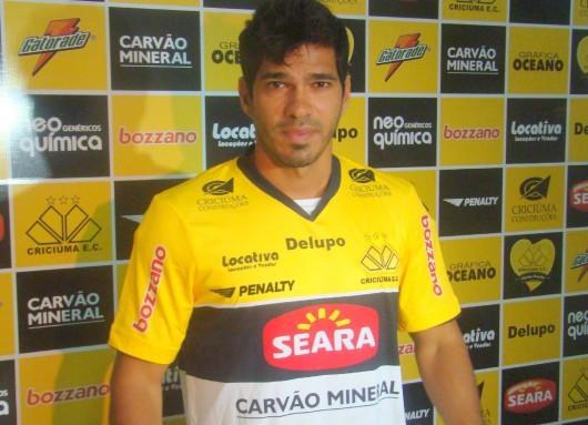 Tigre em busca de um lateral direito