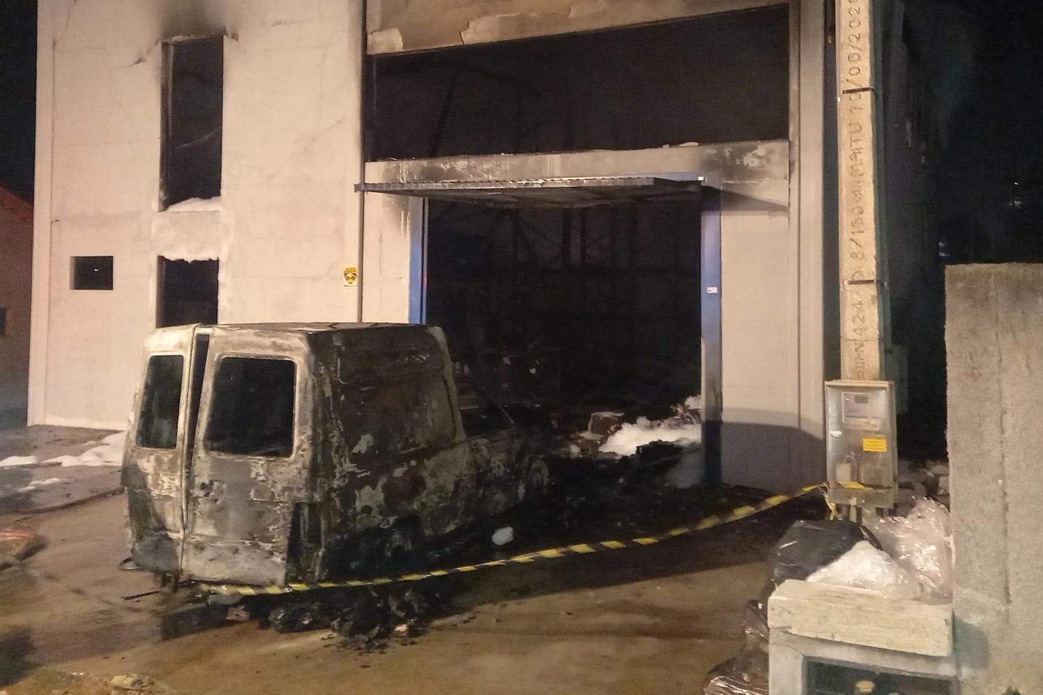 Empresa é destruída por incêndio em Içara