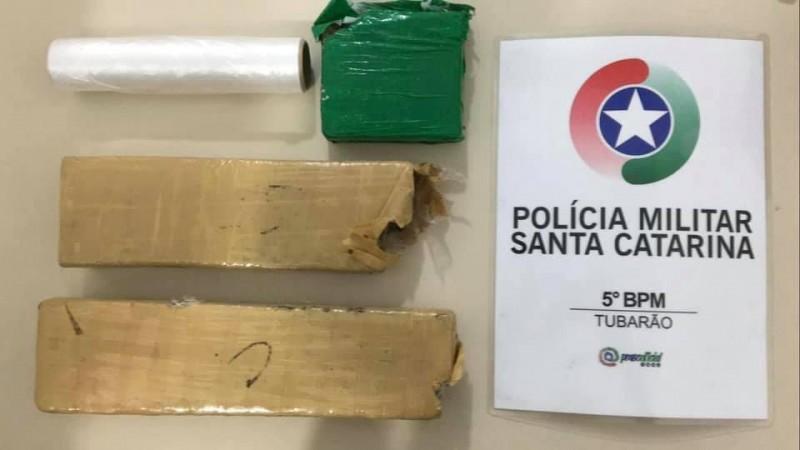 Mãe entrega à PM mais de dois quilos de maconha que filho escondia em casa 