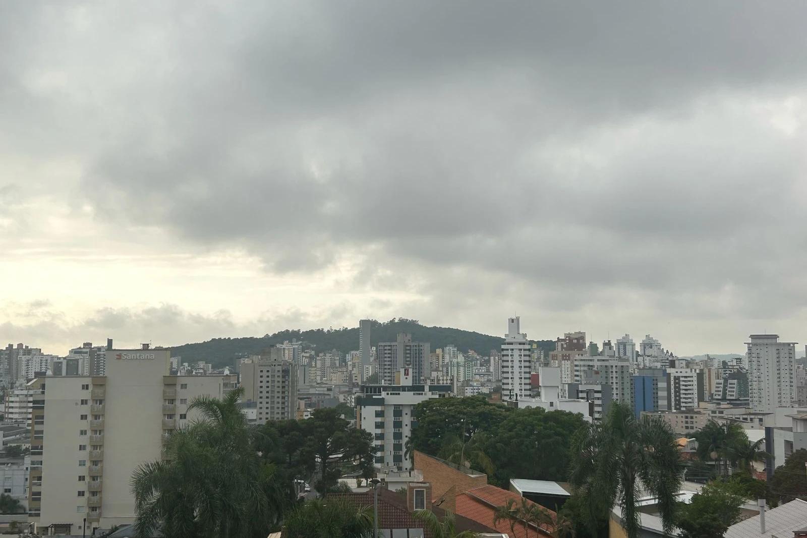 Terça-feira será marcada por clima nublado e risco de chuvas leves
