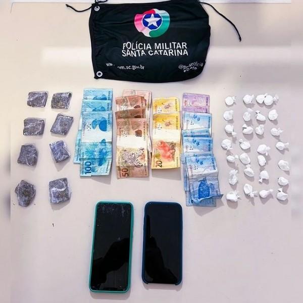 Homem é preso e dupla de adolescentes é apreendida por tráfico de drogas pela Polícia Militar
