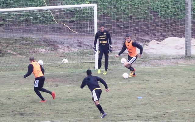 Sem tempo para comemorar, grupo tricolor embarca para o Ceará