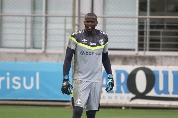 Goleiro Caíque, do Grêmio, perto do Criciúma