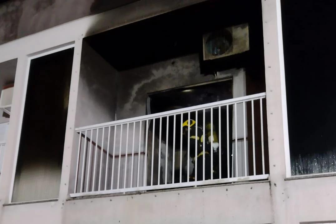 Homem sofre queimaduras durante incêndio em edificação multifamiliar