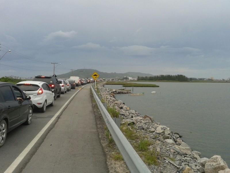 Como na BR-101, balsa de Laguna registra lentidão neste fim de ano