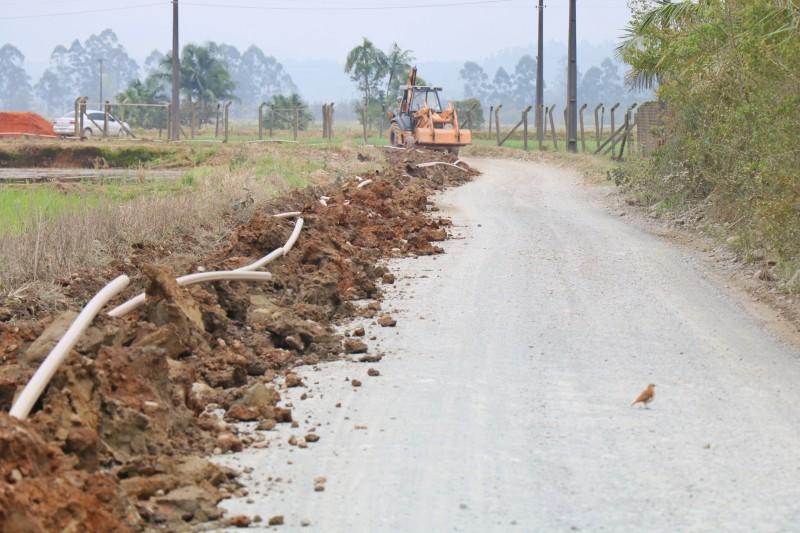 Prefeitura instala mais de 5 mil metros de tubulação de água