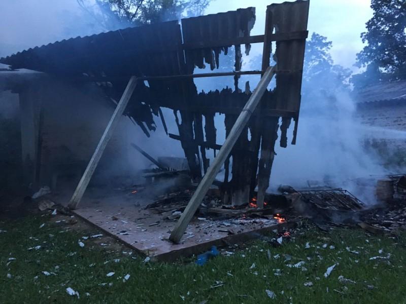 Marido incendeia casa após agredir esposa e filho