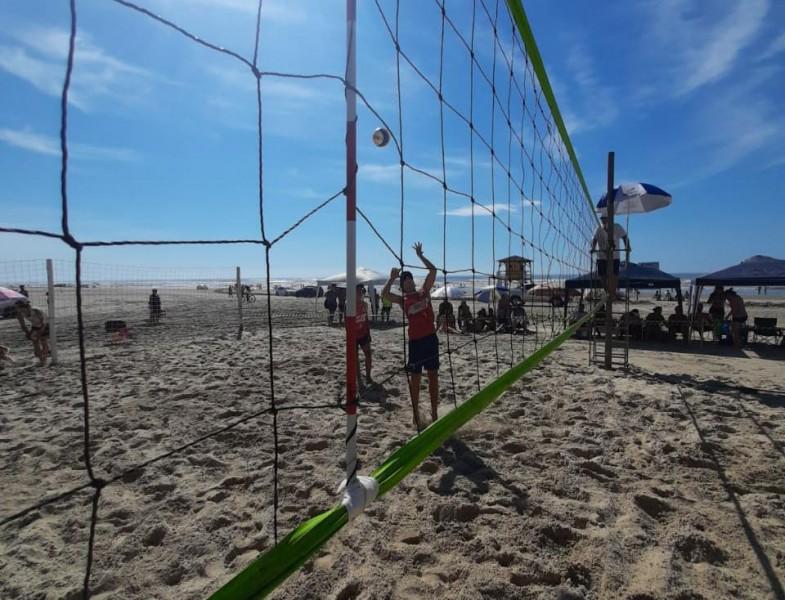 Fim de semana com ginástica, vôlei de praia e surf em Balneário Arroio do Silva