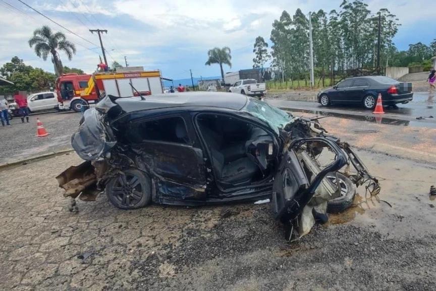 Motorista morre em colisão entre carro e caminhão na SC-447