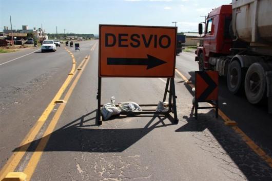 Redução de faixas e novo desvio requerem atenção de usuários da BR-101 