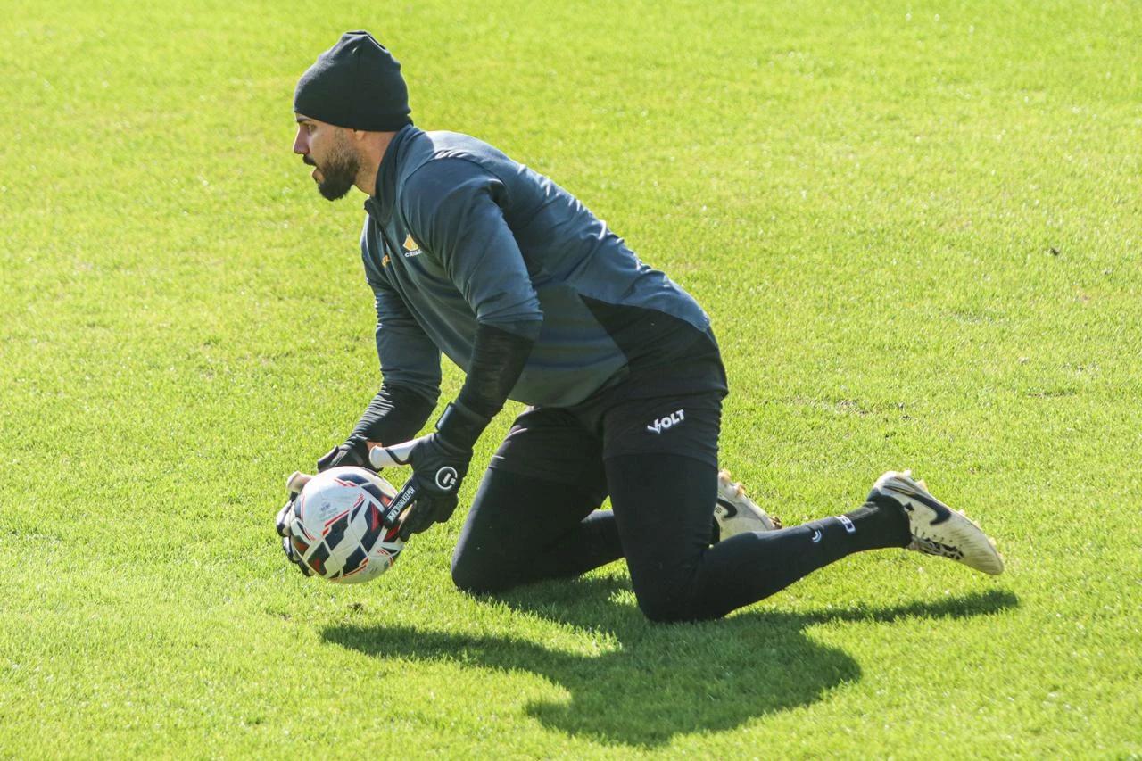 Com dor no ombro, Alisson fica fora do treino desta quinta-feira