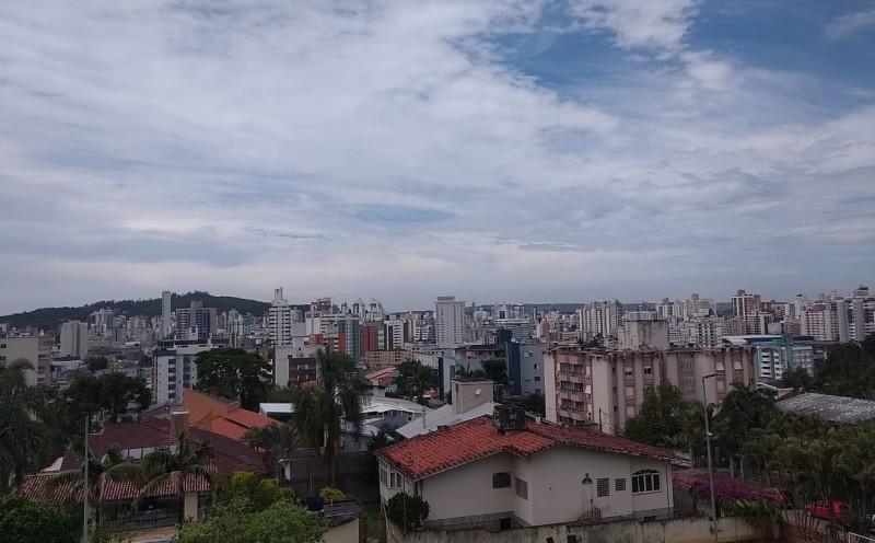 Semana começa nublada, mas sol predominará a partir de quarta-feira 