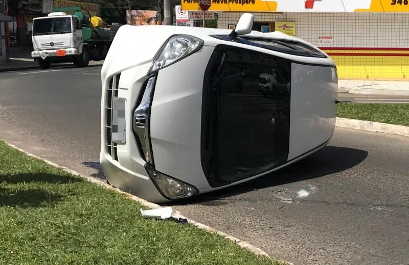 Motorista tomba veículo após colisão na avenida Centenário 