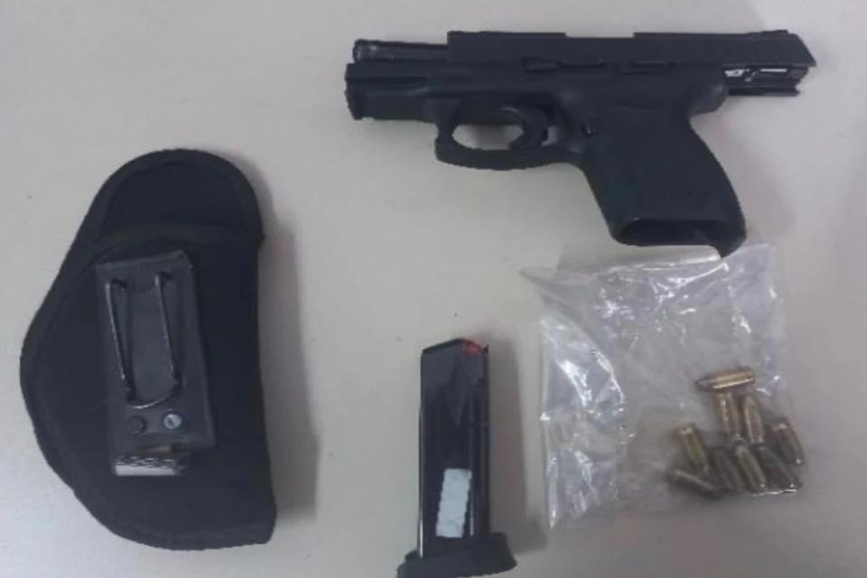Criminoso ameaça trabalhador com arma de fogo e rouba ferramentas