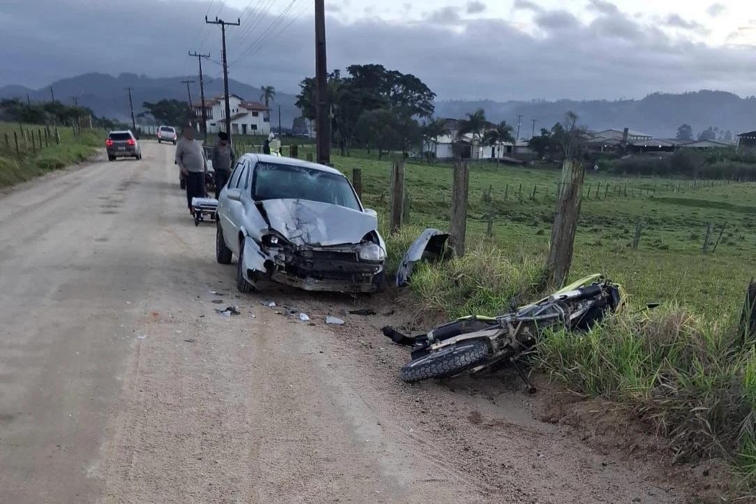 Motociclista é arremessado por cima de carro após colisão frontal
