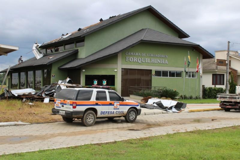 Destelhada, Câmara de Vereadores suspende atendimentos nesta terça-feira
