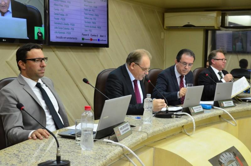 Aprovado projeto que reduz salário de servidores