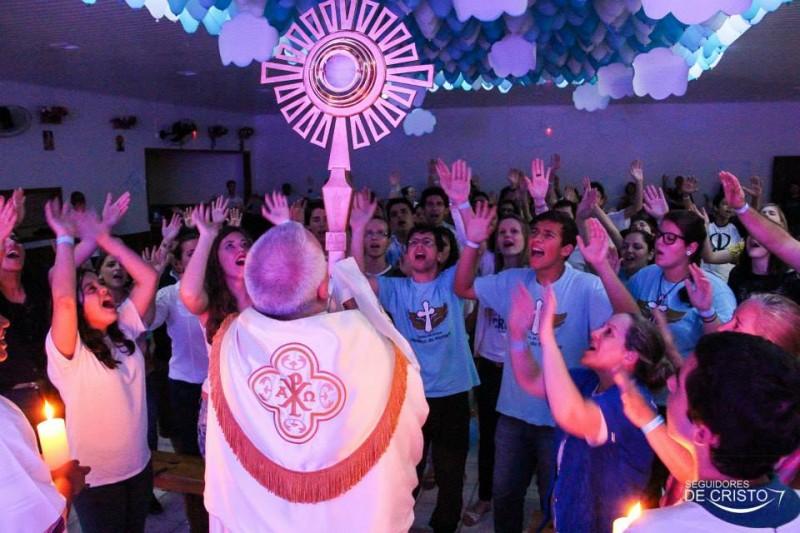 Jovens participam de festa religiosa trajados de santos