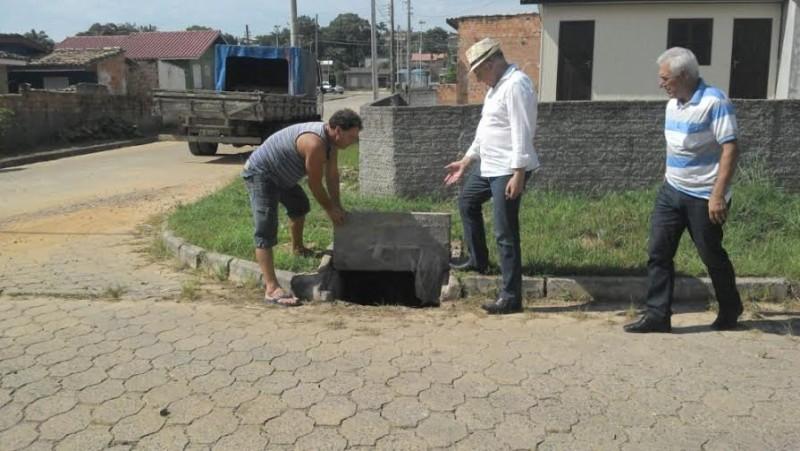 Equipes da Secretaria de Infraestrutura realizam serviços de limpeza e drenagem
