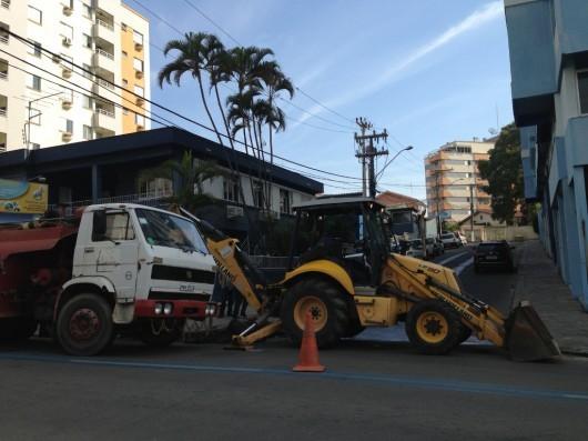 Acesso à rua Palamede Milioli, no Centro de Criciúma, está bloqueado
