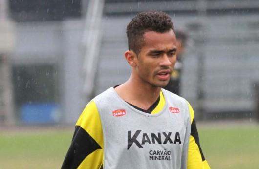 Aliviado após absolvição, Sueliton treina com elenco tricolor