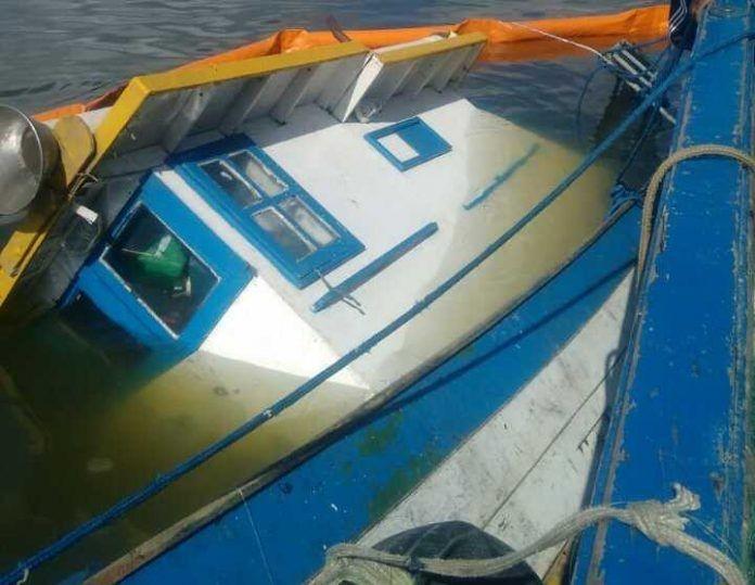 Barco pesqueiro naufraga no Porto de Laguna