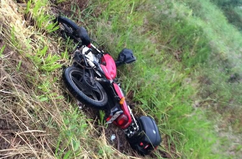 Motociclista ferido rasteja por mais de 2 horas até conseguir ajuda