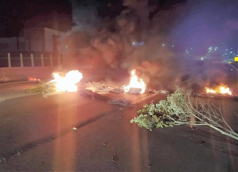 Foco de manifestação provoca bloqueio na BR-101 em Içara