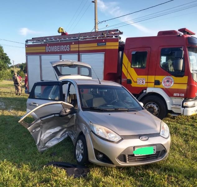 Criciúma: três pessoas ficam feridas em colisão lateral no bairro Jardim Angélica 