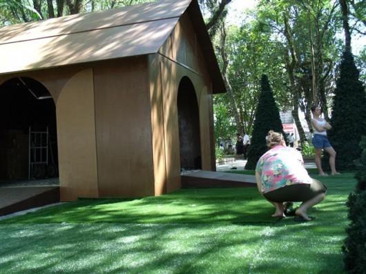Decoração de Natal começa a aparecer na praça Nereu Ramos