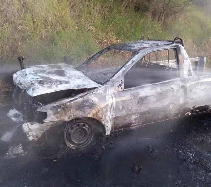 Picape pega fogo após colidir contra cabeceira de ponte em Içara