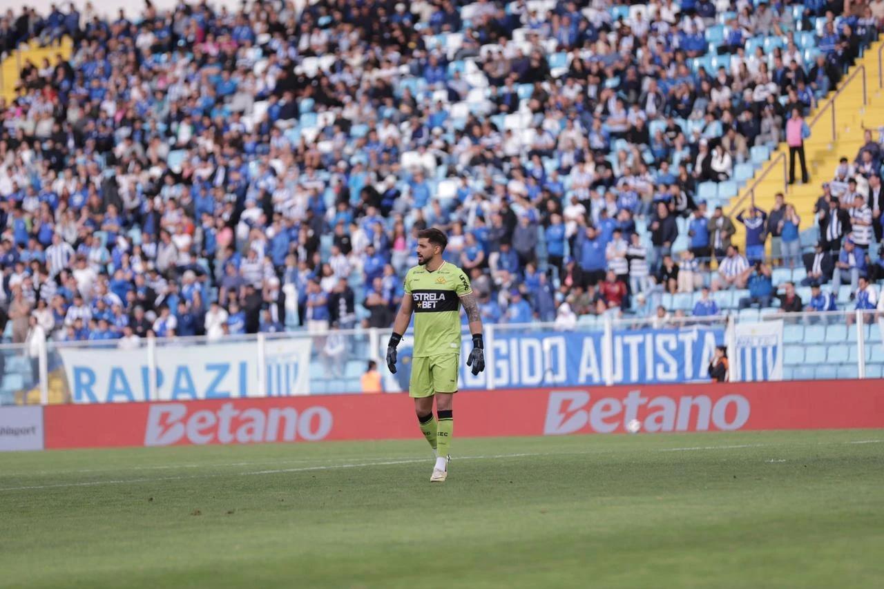 Alisson prega respeito ao Goiás e compara atual elenco com o do acesso em 2023