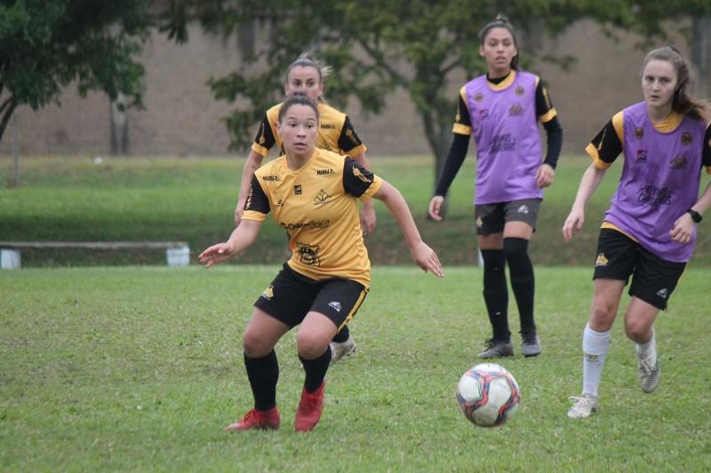 Meninas carvoeiras estreiam hoje no Campeonato Catarinense