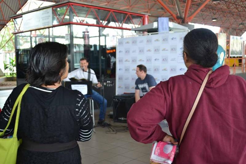 ACTU proporciona momento musical aos passageiros