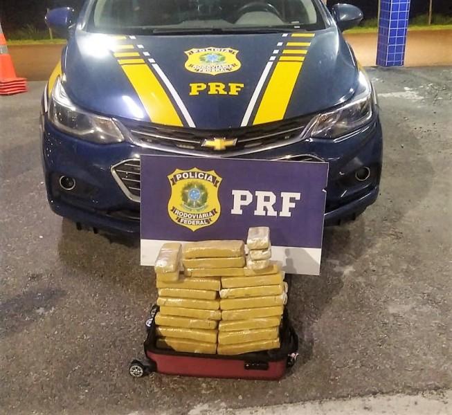 Adolescente é apreendida com quase 20 kg de maconha na BR-101 em Tubarão