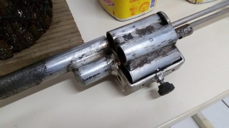 Espingarda artesanal e mudas de maconha são apreendidas em serralheria 