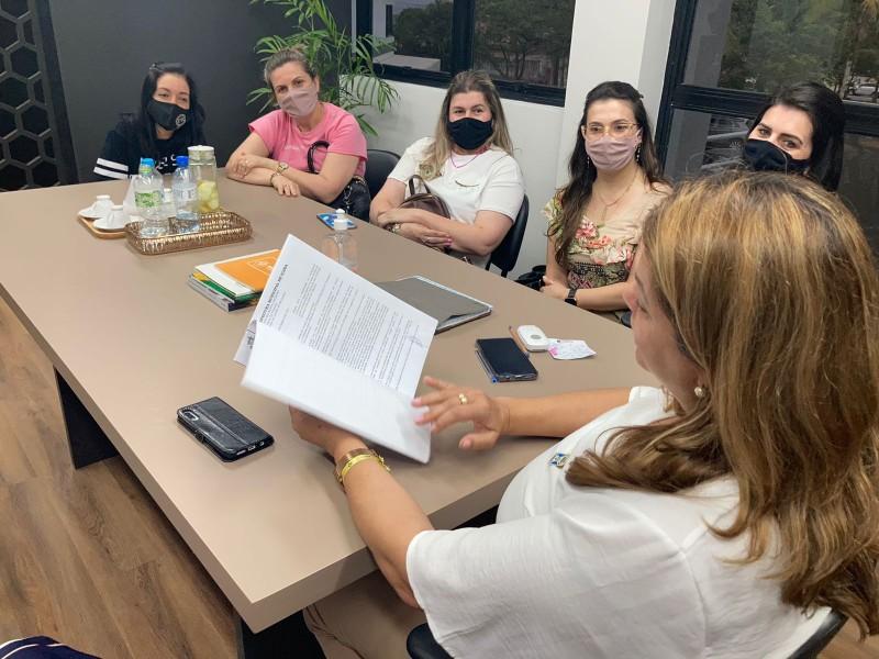 Em Içara, prefeita sanciona lei que institui ensino de língua inglesa a partir do 1º ano